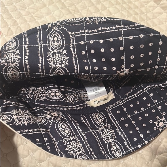 Madewell Navy and White Bucket Hat - Picture 2 of 3